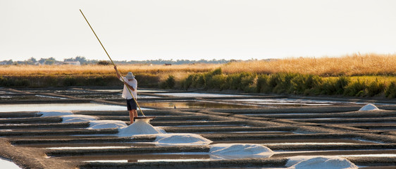 Paludier dans les marais salants